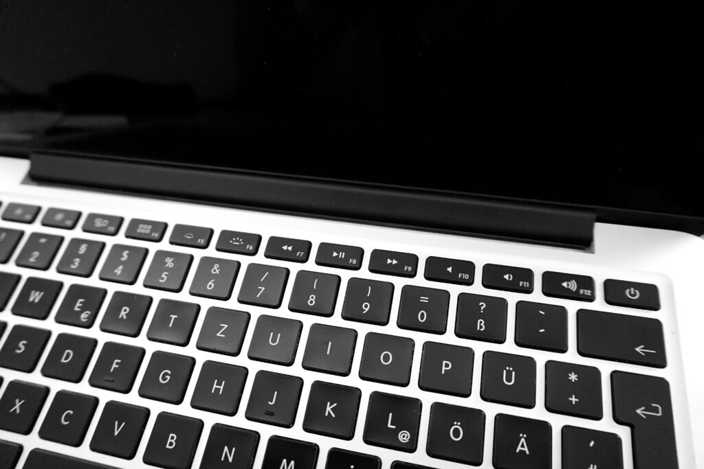 Freelancer using link-in-bio tools to organize social media links professionally