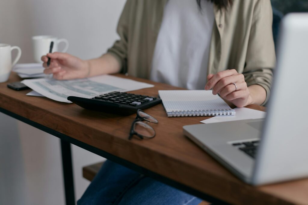 A person using payment processors for her online business, recommended by Filip Dorić.